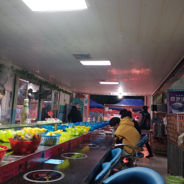 如何挑選靠譜旋轉(zhuǎn)小火鍋廠家？五大核心標準
